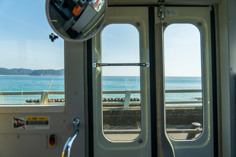 バスとして走っている車内から見える海の風景