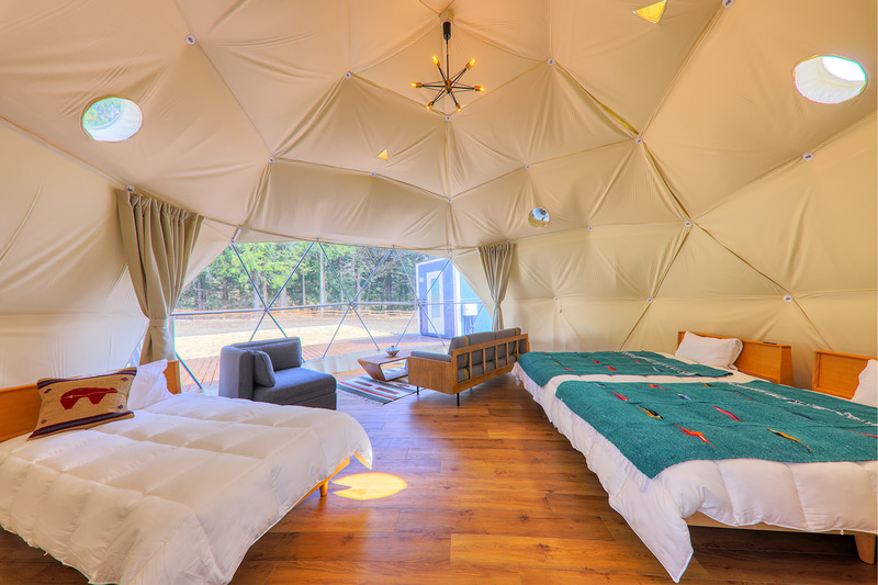 8棟のドーム型グランピング施設を用意