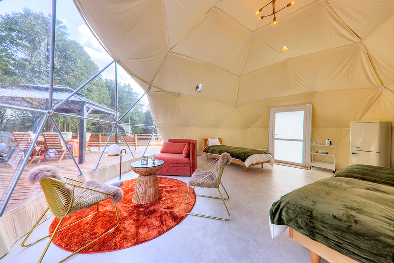 8棟のドーム型グランピング施設を用意