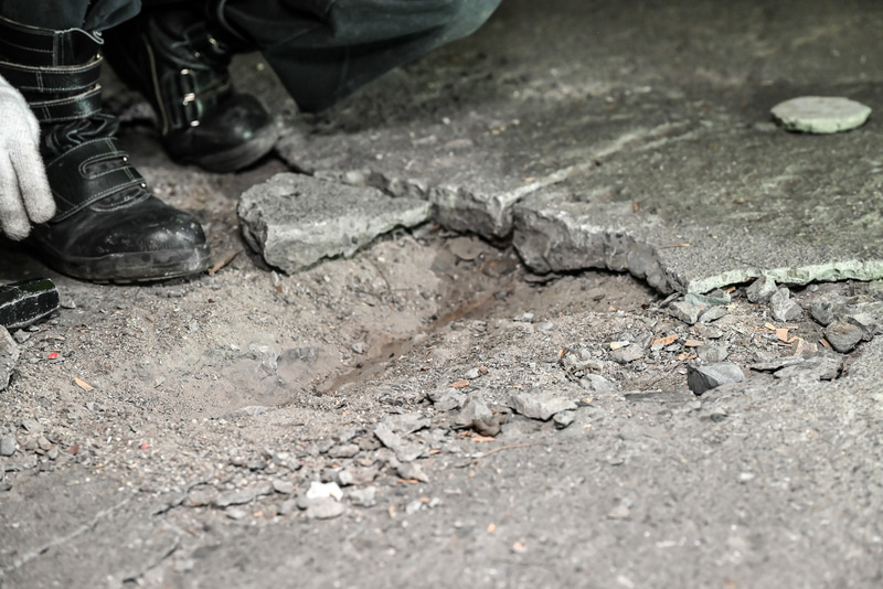 経年変化で、崩れたコンクリートの床下部分