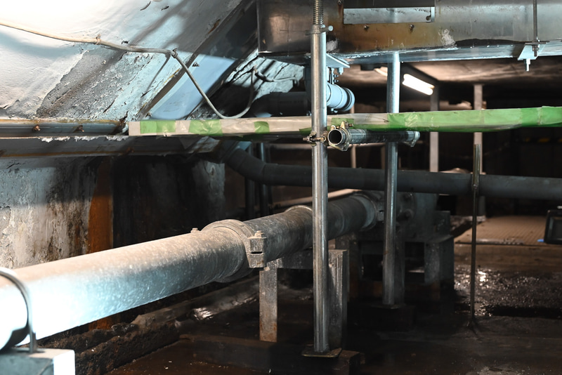 ダクト内を通る排水管