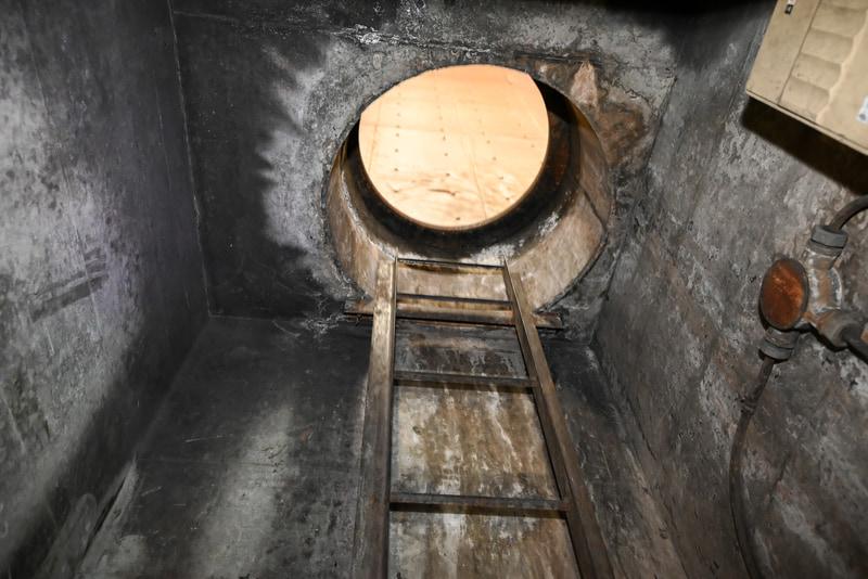 ダクト内との出入り口は非常に狭く、内径が約57cm、高さは約2.3mとなっている