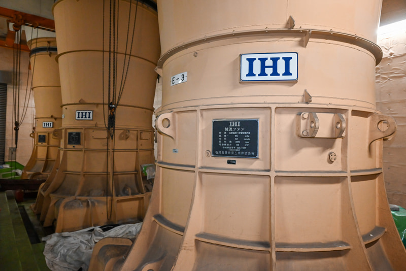 トンネル内の換気を行なう3基の換気ファン