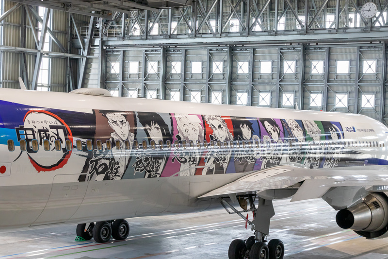 岩柱・悲鳴嶼行冥、霞柱・時透無一郎、恋柱・甘露寺蜜璃、炎柱・煉獄杏寿郎、水柱・冨岡義勇、蟲柱・胡蝶しのぶ、音柱・宇髄天元、風柱・不死川実弥、蛇柱・伊黒小芭内の9人の剣士たちが並ぶ姿は壮観だ