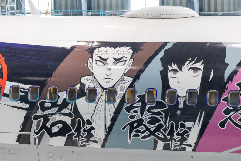 塗装ではなく、片側60枚、両側合わせて120枚のデカールを貼り付けて表現している。1枚あたりのサイズは上段が約1×1.8m、下段が約1×1.1mのサイズ。全体では32×3mで「『鬼滅の刃』じぇっと -壱-」と同じ仕様だ（いずれも幅×高さ）