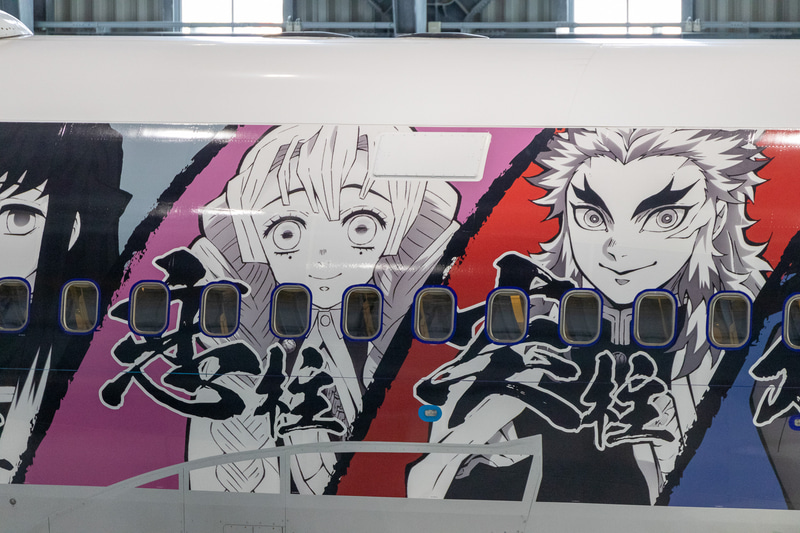 塗装ではなく、片側60枚、両側合わせて120枚のデカールを貼り付けて表現している。1枚あたりのサイズは上段が約1×1.8m、下段が約1×1.1mのサイズ。全体では32×3mで「『鬼滅の刃』じぇっと -壱-」と同じ仕様だ（いずれも幅×高さ）