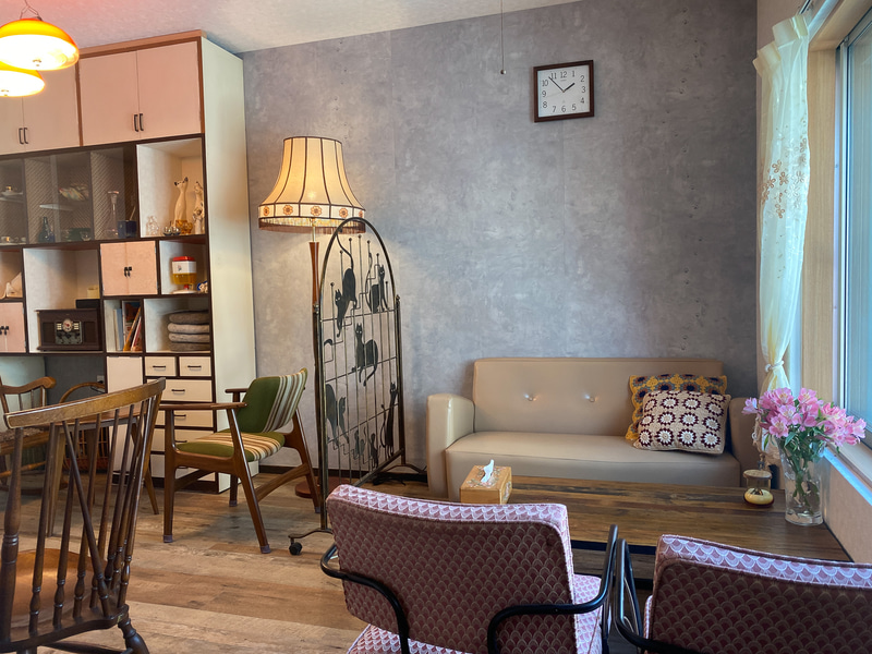 レトロなかわいい店内で、渋めの無農薬コーヒーを堪能