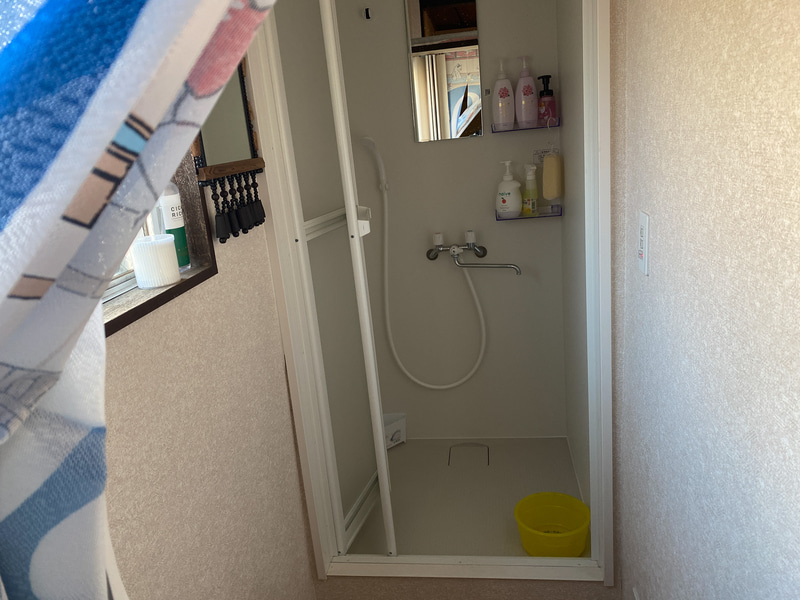 まさかのシャワー室が！　500円でタオル付きだそうです