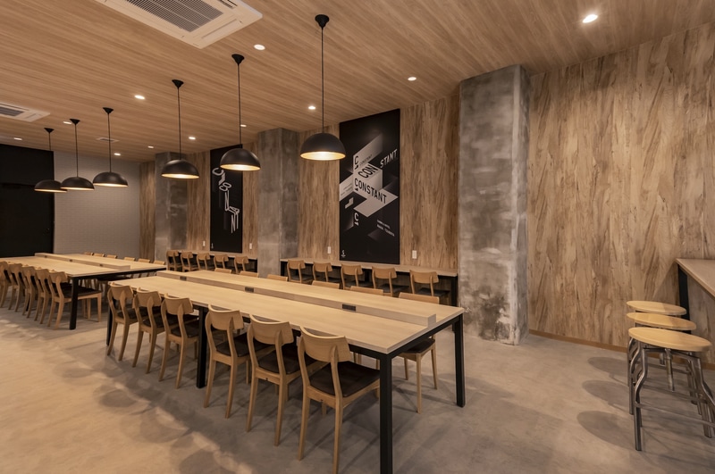 1階のコミュニティスペースのテーブルにはプライベートコンセントとUSBを完備