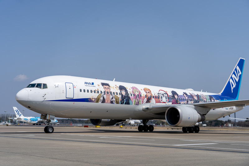 柱9人が描かれたカラフルで迫力あるデザイン