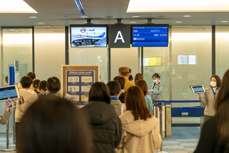 キャラクターの衣装を着たファンの姿もあった