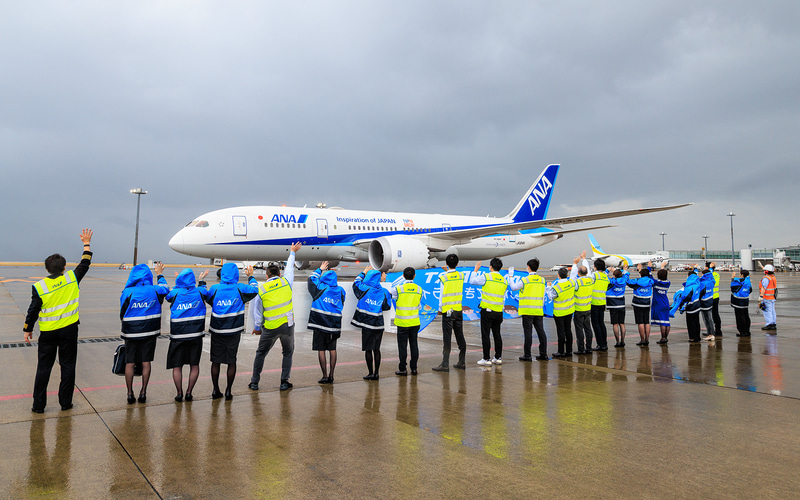 787 10周年プロジェクトの一環として羽田特別遊覧チャーターフライト＆機体工場見学を実施