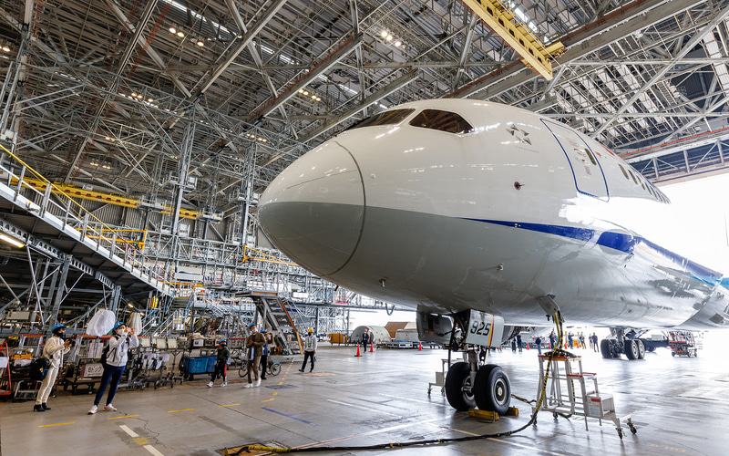 工場内でボーイング 787-9型機と対面