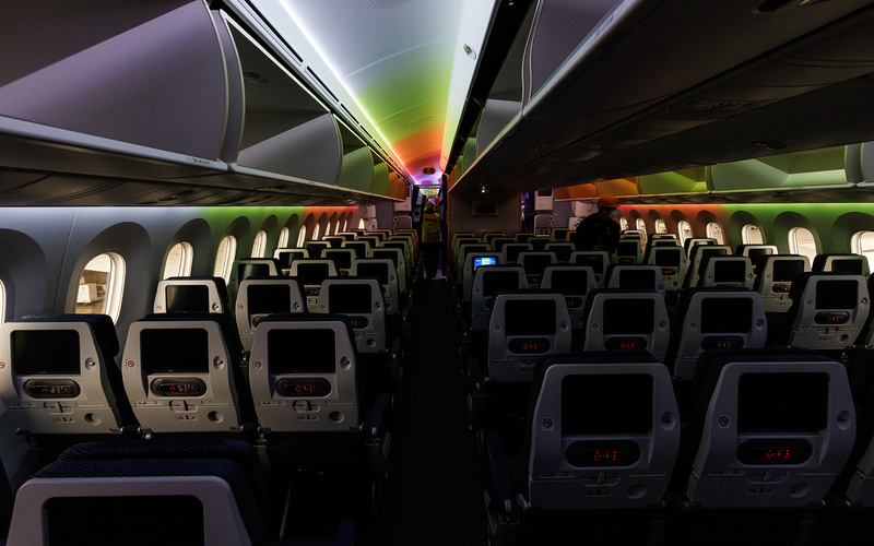 エコノミークラス。照明はレインボーカラー