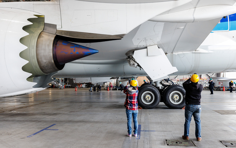 左エンジンはフェアリングが付いた通常仕様