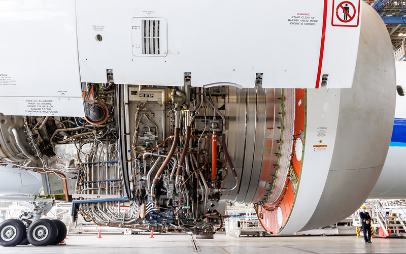 右エンジンは内部が見えるようになっていた