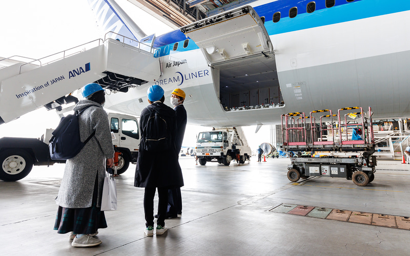 機体後部のカーゴドアは開放状態でなかが見える状態