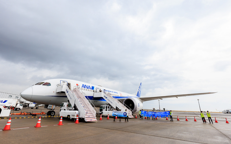 V2スポットで参加者を待つボーイング 787-8型機（登録記号：JA814A）