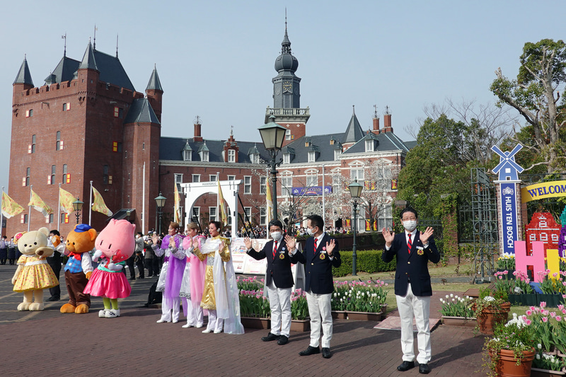 ウェルカムセレモニーでは坂口社長（一番右）や歌劇ザ・レビューハウステンボスのメンバー（中央付近）、30周年記念の新キャラクターたち（左側）も登場