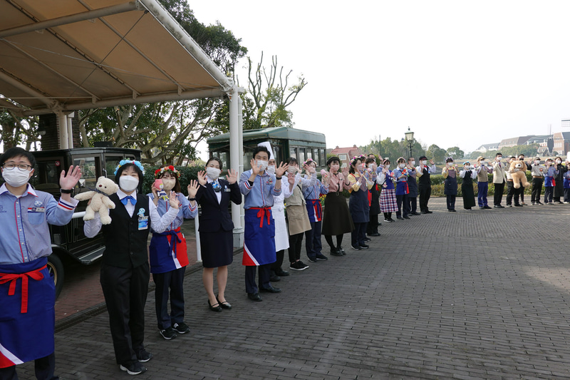 さまざまな部門のスタッフが手を振って来場者を出迎えた