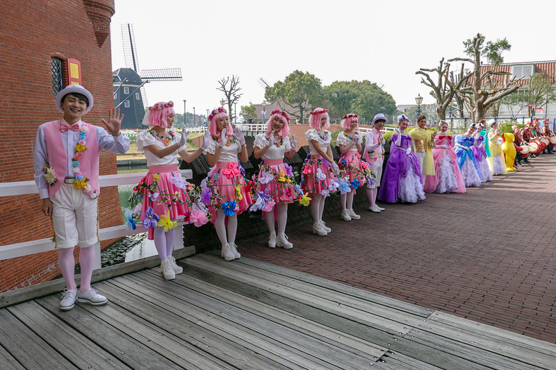 ハウステンボスのエンターテインメントチームであるチームエキサイト（左側）、歌劇ザ・レビューハウステンボス（中央付近）、レビューHTB天鼓（右側）のメンバーらも列席