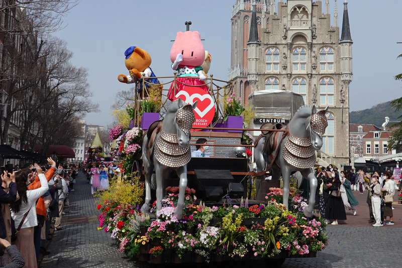 多くの来場者が沿道でパレードを楽しんだ