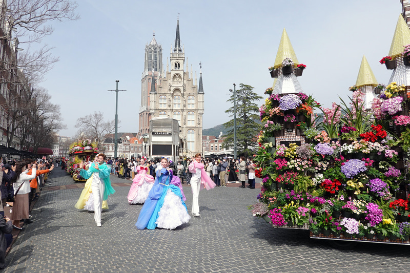 歌劇ザ・レビューハウステンボスのメンバーが華やかにパレード