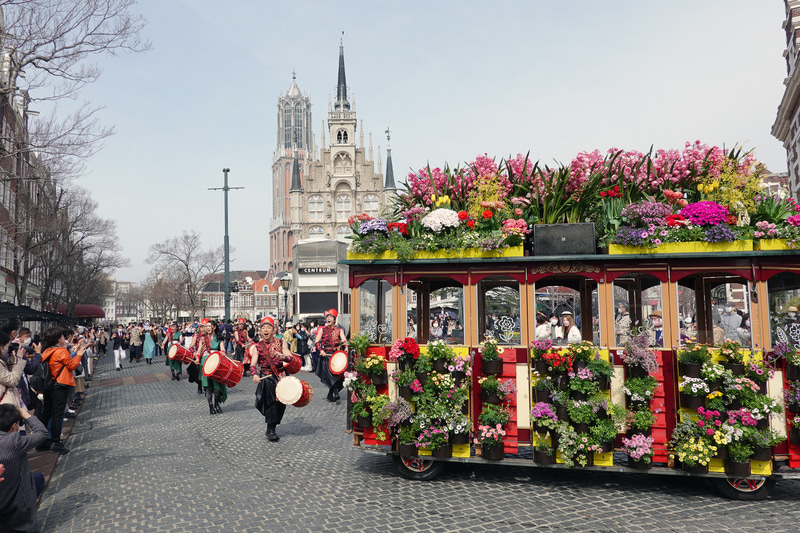 レビューHTB天鼓による演奏もにぎやか。美しいパレードカーにも目を奪われる