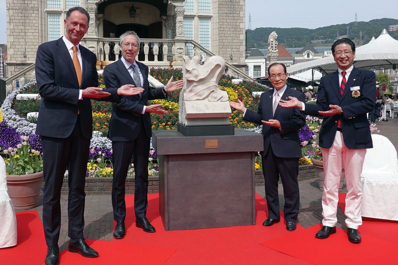 （左から）在大阪オランダ総領事館 総領事 マーク・カウパース氏、オランダ王国大使館 本邦駐箚 オランダ王国大使 ペーター・ファン・デル・フリート氏、佐世保市長 朝長則男氏、代表取締役社長 坂口克彦氏