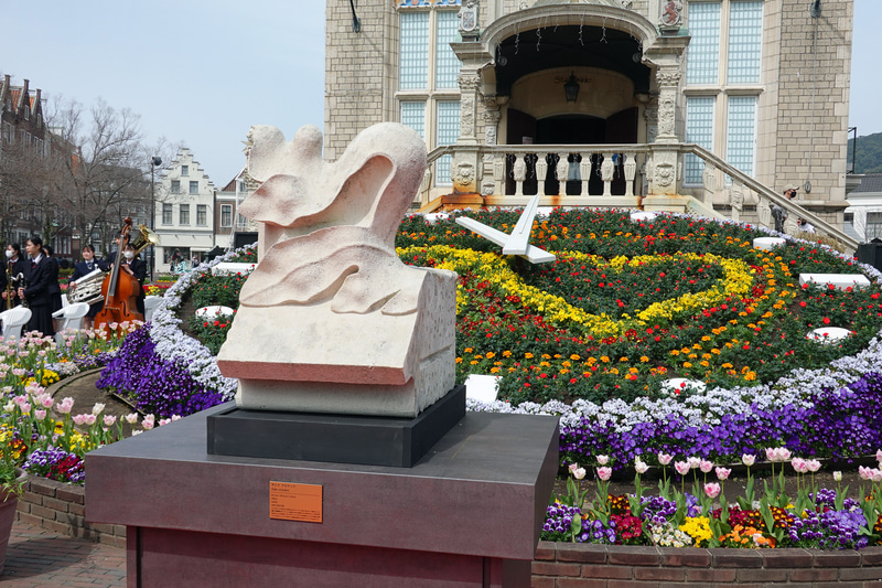 アムステルダム広場の花時計の前に設置されたオランダのドム塔のオーナメント