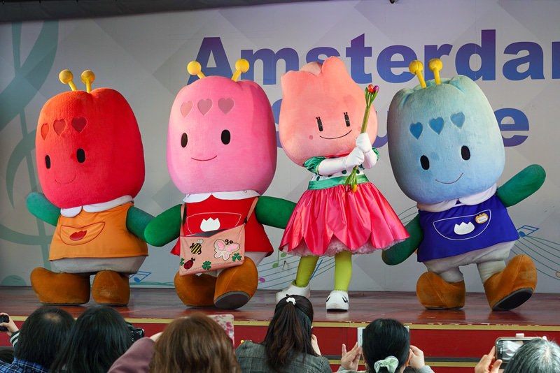 新ちゅーりー（右から2番目）と、2011年頃から活躍してきた3代目ちゅーりーたち