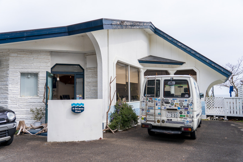 白い建物にブルーが映える「in Between Blues」