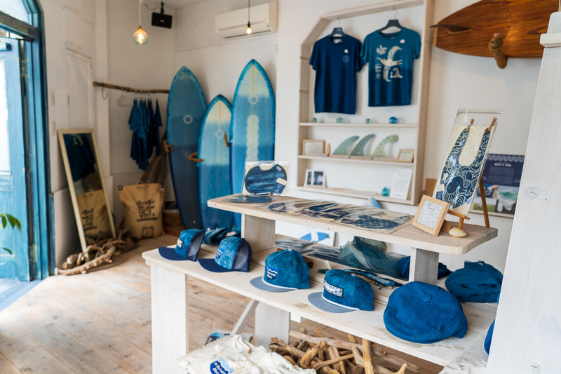オリジナル藍染めプロダクトの展示販売もするオシャレな店内