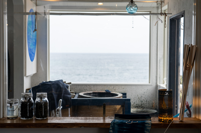 スタジオ「OCEAN VIEW INDIGO STUDIO」。この日はちょっと曇っていましたが、晴れていれば真っ青な空と海がのぞめます。目の前の海を見ながらこれから染まる青を想像してみて