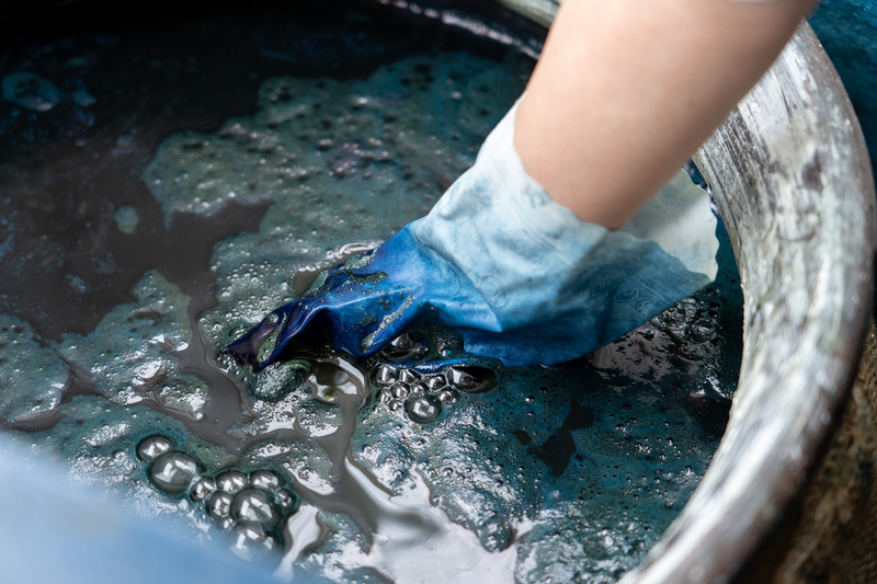 丸めたハンカチを片手でぎゅっと持って漬けたり、時間差で浸してグラデーションにしたり。染まり具合をときどきチェック