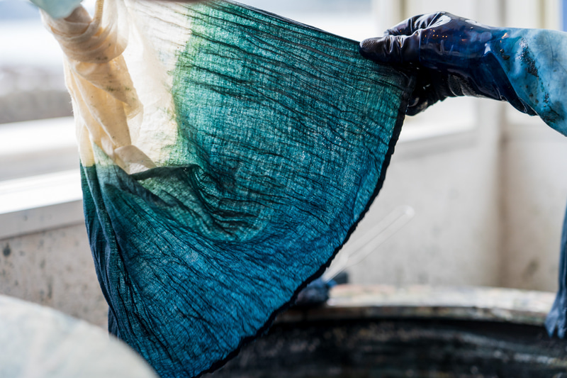 丸めたハンカチを片手でぎゅっと持って漬けたり、時間差で浸してグラデーションにしたり。染まり具合をときどきチェック