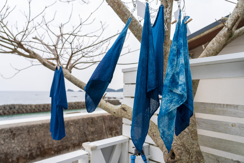 乾くとさらにはっきりした藍色に。使うたびに徳島を思い出すハンカチ、大切にします