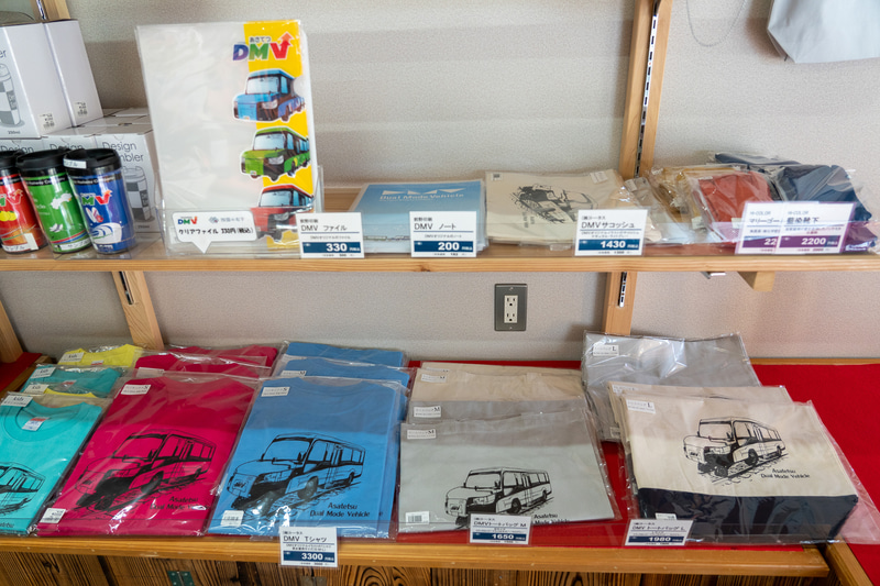 ノートやトートバッグ、Tシャツ、ボトルなどいろいろなDMVグッズが揃っています