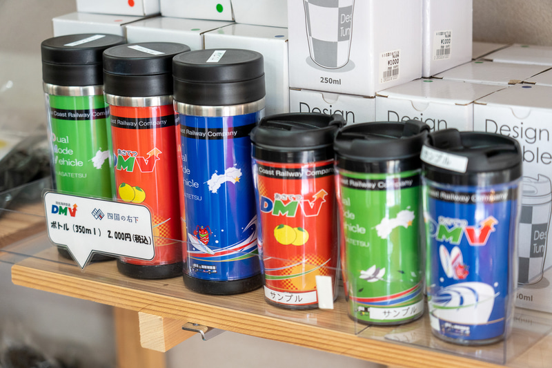 ノートやトートバッグ、Tシャツ、ボトルなどいろいろなDMVグッズが揃っています