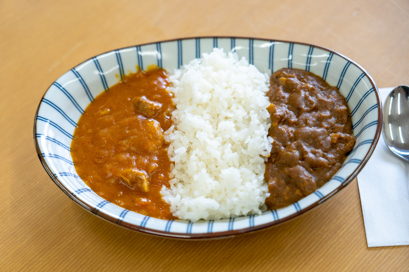 ごはん付きでお皿に盛り付けてくれるサービスが人気