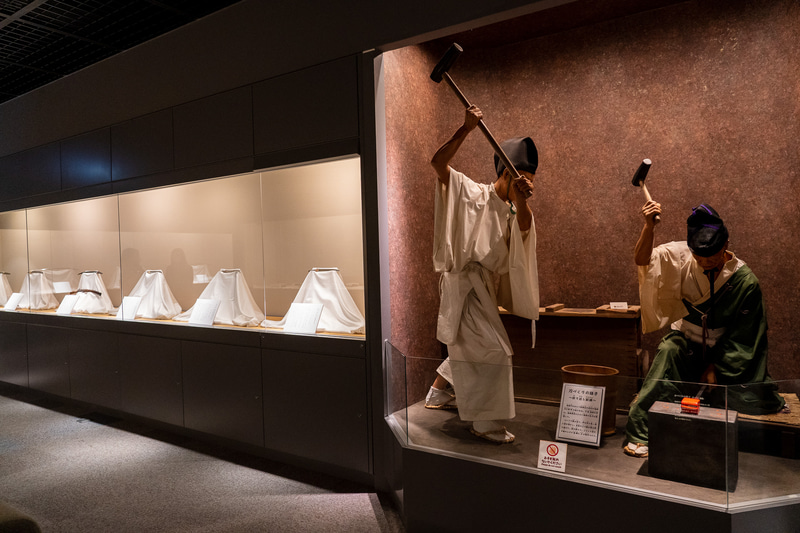 博物館エリアでは美術刀としても知られる海部刀や、昭和54年に個人宅建設中に偶然発見されたという大里出土銭などの展示があります。この甕の大きさにびっくりでした