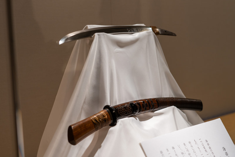 博物館エリアでは美術刀としても知られる海部刀や、昭和54年に個人宅建設中に偶然発見されたという大里出土銭などの展示があります。この甕の大きさにびっくりでした