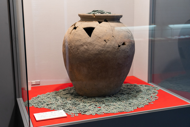 博物館エリアでは美術刀としても知られる海部刀や、昭和54年に個人宅建設中に偶然発見されたという大里出土銭などの展示があります。この甕の大きさにびっくりでした