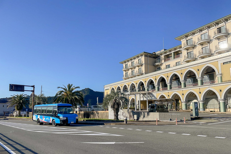 DMVが目の前を走る「HOTEL RIVIERA ししくい」。洋風の建物が目を引きます（提供：HOTEL RIVIERA ししくい）