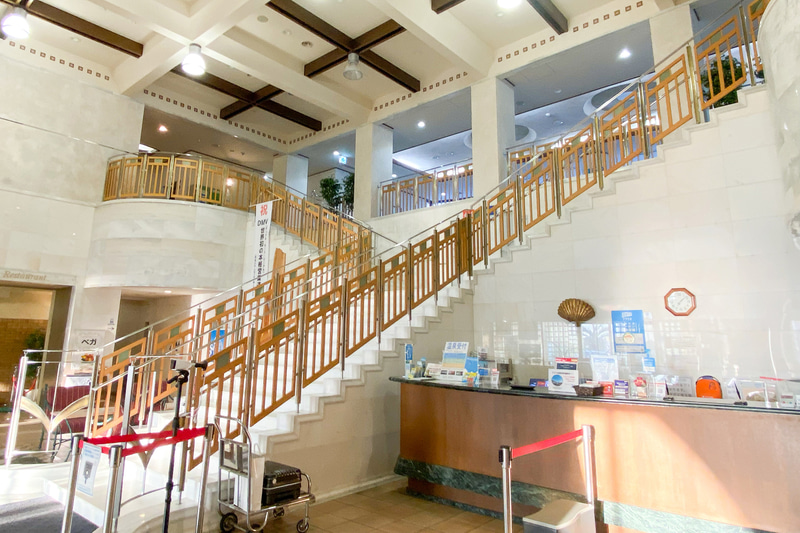 吹き抜け天井で開放的なフロント・ロビー