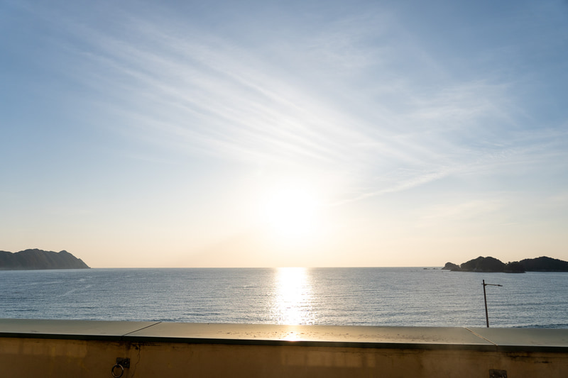 7時2分、太陽の道がくっきりと。お部屋から海が見られるってやっぱりいいですね