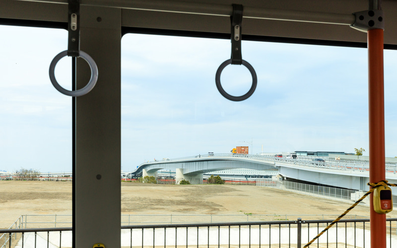 キングスカイフロント東停留所を過ぎると多摩川スカイブリッジが見えてくる