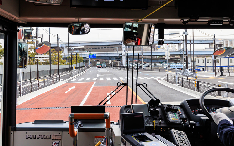 キングスカイフロント交差点を右折する