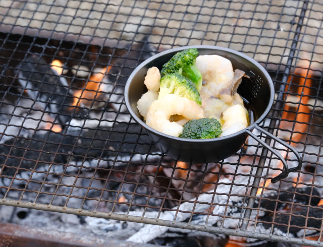 側面には不動明王を表すカーンを配置した