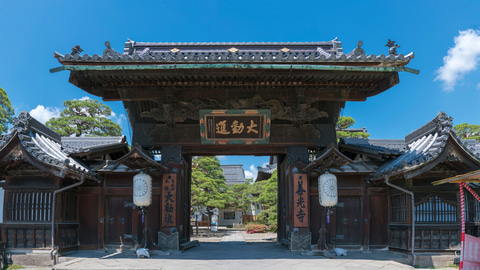アウトドアの安全を祈願した「お守りシェラカップ」。善光寺 大